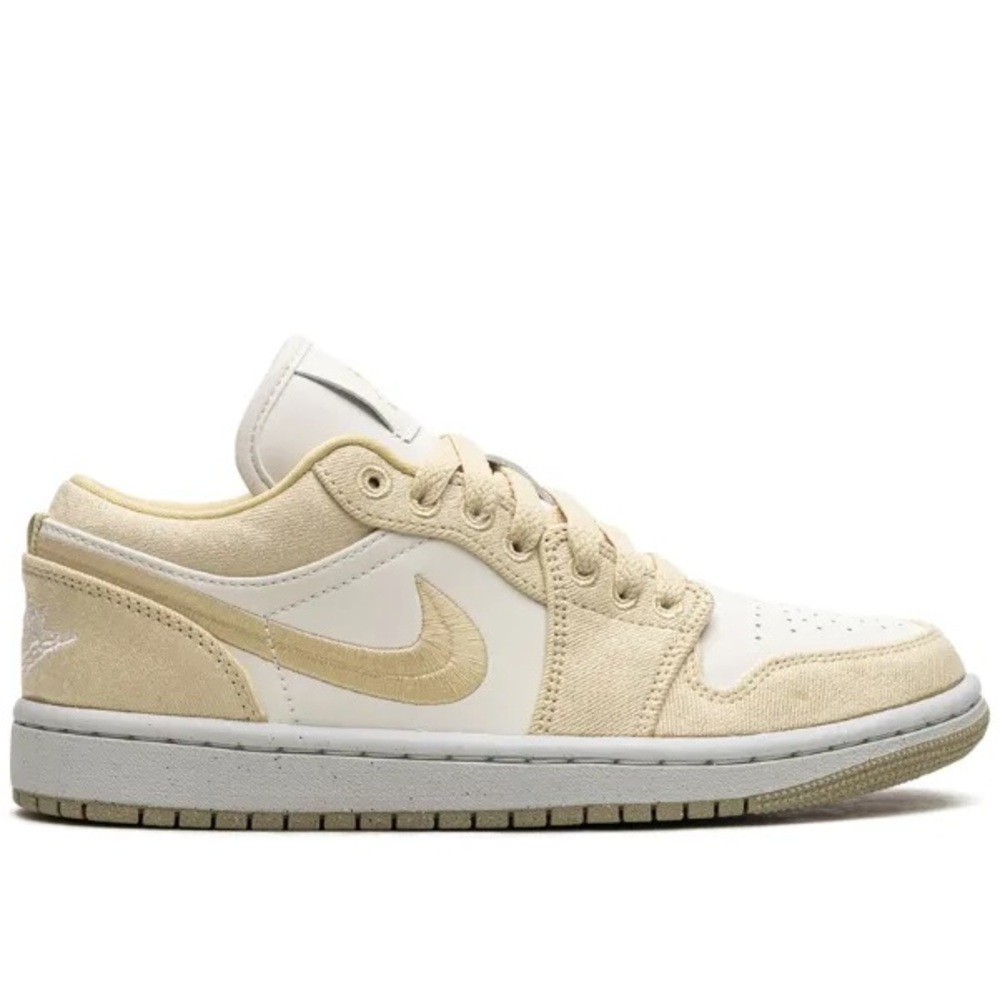 air jordan low se sneaker in team gold and sail